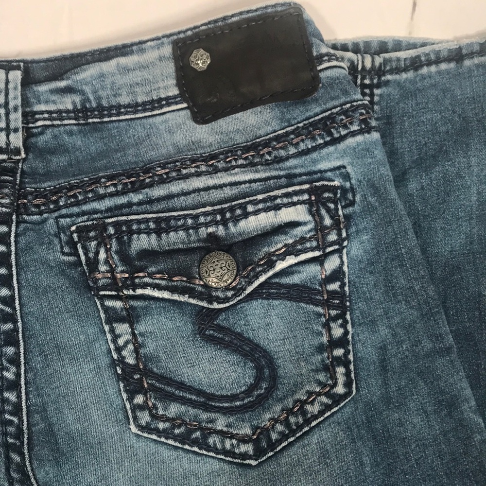 Silver Jeans aiko mid rise slim style
Size 26 Slim fit jeans medium wash denim - Picture 2 of 9